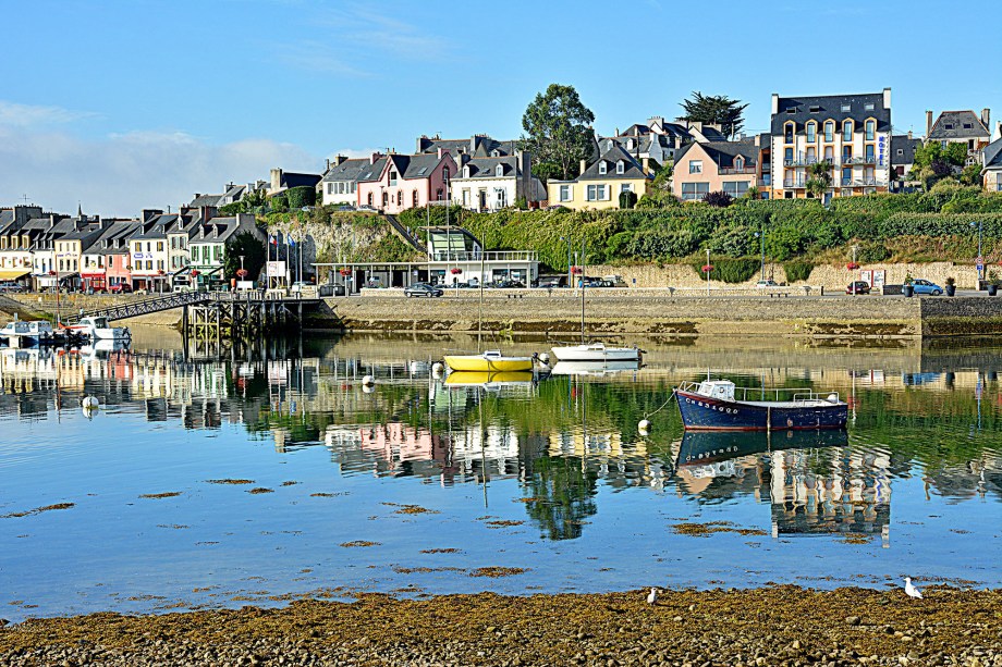A vila de pescadores no oeste da região da Bretanha surpreende os turistas com a suas praias e fortificações do século 17
