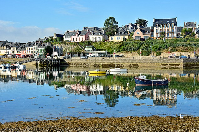 A vila de pescadores no oeste da região da Bretanha surpreende os turistas com a suas praias e fortificações do século 17