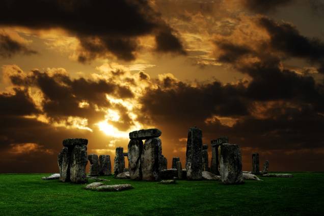 Stonehenge, na Inglaterra, atrai milhares de pessoas nos dias próximos ao solstício de verão