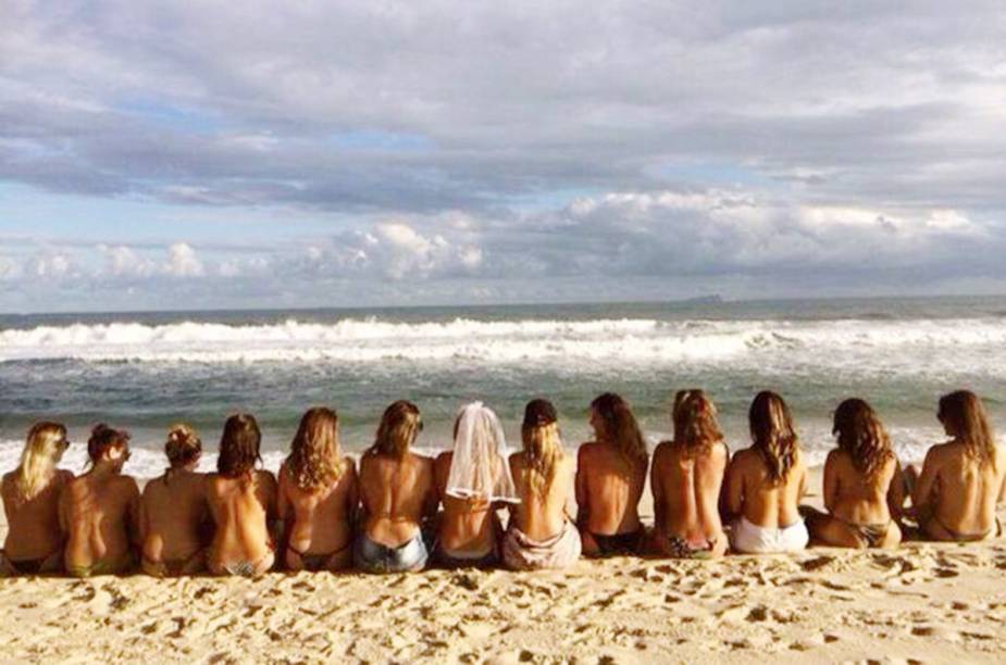 Um grupo de amigas na <a href="https://viajeaqui.abril.com.br/estabelecimentos/br-sp-sao-sebastiao-atracao-praia-maresias" rel="praia de Maresias (SP)" target="_blank">praia de Maresias (SP)</a> também não teve vergonha na hora de posar para a foto na viagem de despedida de solteiro. As amigas, da esquerda para a direita: Juliana Fernandes, Luciana Kristiansen, Gabriela Aun, Ana Paula Henriques, Nathalia Giordano, Camila Paschoal, Marília Giordano (a noiva, de véu), Nat Embrizi, Camila Proa, Lívia Moraes, Erica Souza, Samira Furtuoso e Paula Gardinalli