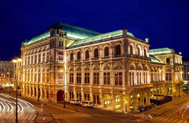 A Ópera de Viena, Wiener Staatsoper, foi construída no século 19 e profundamente danificada durante a II Guerra Mundial. Entre seus condutores surgem nomes como Gustav Mahler e Herbert von Karajan