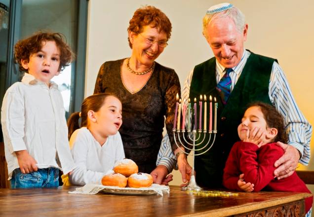 O Hannukah comemora a reconquista de Jerusalém e a reconsagração do Segundo Templo e é uma festa relativamente moderna, sem origens bíblicas O Hannukah comemora a reconquista de Jerusalém e a reconsagração do Segundo Templo e é uma festa relativamente moderna, sem origens bíblicas