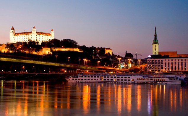 Bratislava, a capital da Eslováquia, fica a apenas uma hora de viagem de Viena. Seus cenários são compostos por uma atmosfera de transformação, que visa libertar o país do passado comunista e abrir os olhos para o ocidente 
