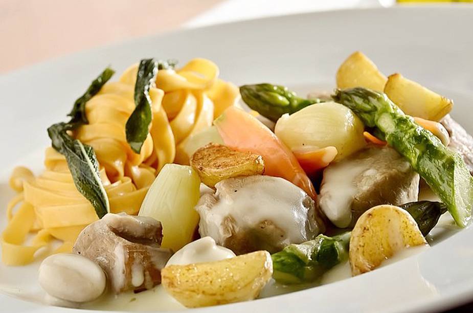 Carne de vitelo, molho cremoso e mini legumes com fetuccine, manteiga e sálvia