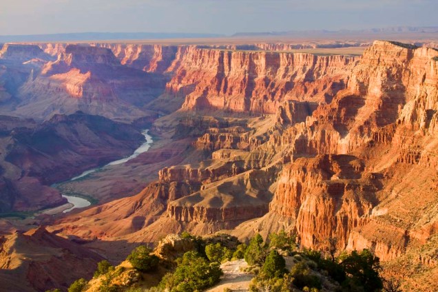 O vale rochoso do Grand Canyon, no estado do Arizona, Estados Unidos, foi moldado pelo Rio Colorado durante milhares de anos. As montanhas avermelhadas se estendem por 446 quilômetros, com platôs que chegam a 1800 metros de profundidade