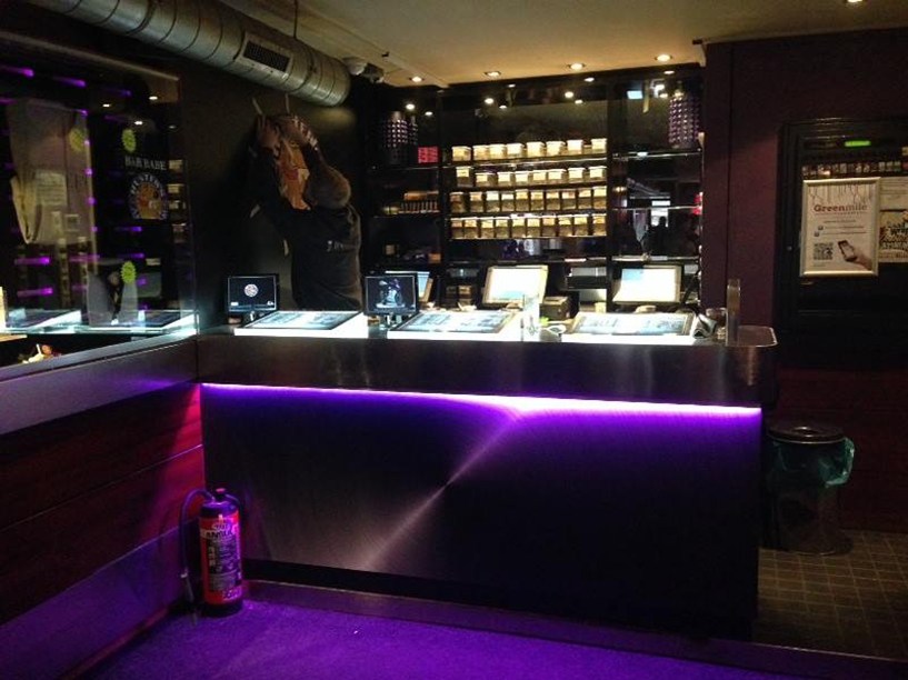 <a href="https://www.hunters-coffeeshop.com/" rel="Hunter’s Coffeeshop" target="_blank"><strong>Hunter’s Coffeeshop</strong></a> <em>(Warmoesstraat 24)</em>Pela sua localização, no comecinho do Red Light District, acabou se tornando um pouco turístico. Aberto em 1985, não deixa de ser um coffeeshop tradicional. As opções interessantes do cardápio são as bebidas quentes e os milk-shakes. Quem procura por drinks alcoólicos pode se dirigir à filial Hunter’s Vodka Bar