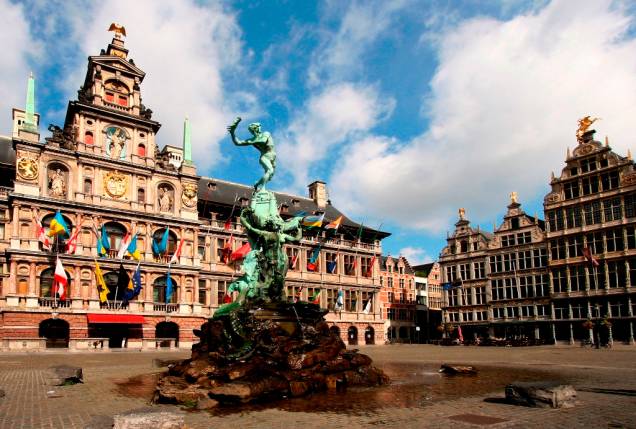 A Grote Markt é a praça principal de Antuérpia, onde localizam-se o rebuscado edifício da prefeitura e a fonte de Brabo