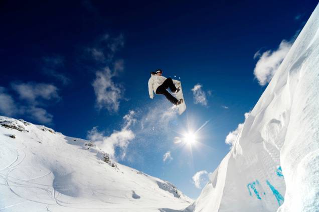 Snowboard na Nova Zelândia. A temporada de esqui e snowboard no país vai de junho ao final de outubro