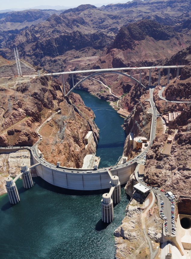 Localizada a 40 quilômetros de Las Vegas, a represa Hoover Dam é responsável pela irrigação de mais de quatro mil quilômetros quadrados do território americano