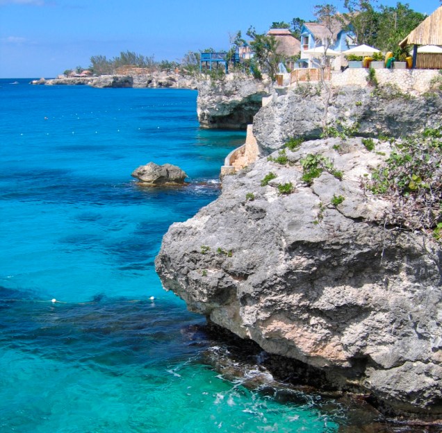 Nem só de praias de alvas areias vive o litoral dos países caribenhos. <strong>Negril</strong>, no oeste da <strong>Jamaica</strong>, é recortada por íngremes penhascos sobre um mar impecavelmente azul. Ali jovens atiram-sem em perigosos mergulhos, no ritmo das ondas. Apreciar uma cerveja local Red Stripes em um dos muitos bares da região, apreciando o pôr do sol, é uma das grandes experiências jamaicanas