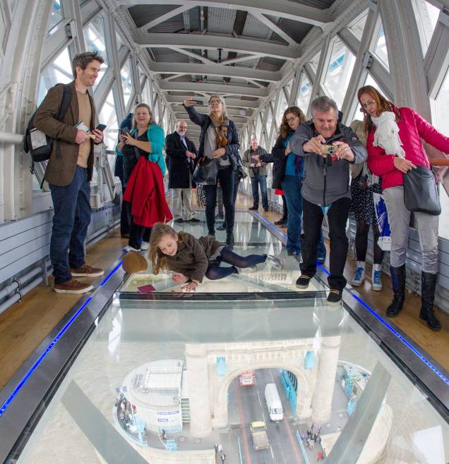 <strong>3. Tower Bridge</strong> Foi instalado um piso de vidro que permite admirar o tráfego da ponte a 42 metros acima do Tâmisa. Tire fotos “caminhando” sobre o rio <strong>3. Tower Bridge</strong> Foi instalado um piso de vidro que permite admirar o tráfego da ponte a 42 metros acima do Tâmisa. Tire fotos “caminhando” sobre o rio