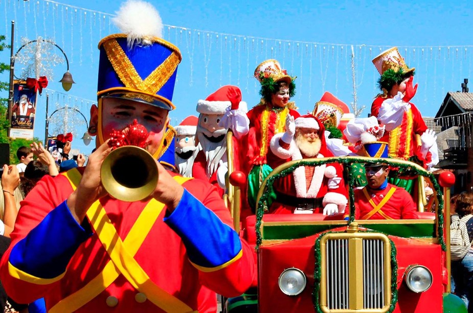 Desfiles de rua são uma das principais atrações do Natal Luz de Gramado (RS)