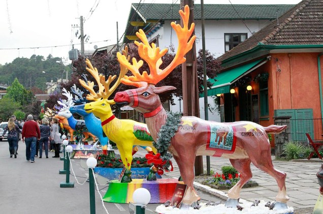 Na Exposição de Renas Decoradas do Natal Luz, artistas usaram o tema "Natal no Mundo" para decorar renas. A mostra leva o visitante a viajar por um mundo colorido imaginário