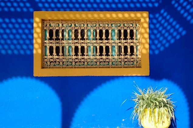 No começo do século 20, o pintor francês Jacques Majorelle se instalou em Marrakesh, construindo um amplo e diversificado jardim com plantas de todo o mundo. Por todos os cantos percebem-se jogos de luz e sombra e fascinantes combinações cromáticas que atrairam a atenção de Yves Saint-Laurent, que adquiriu a propriedade nos anos 80