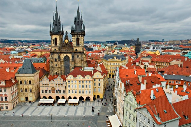 A Praça da Cidade Velha de Praga, dominada pela Igreja de Nossa Senhora de Tyn