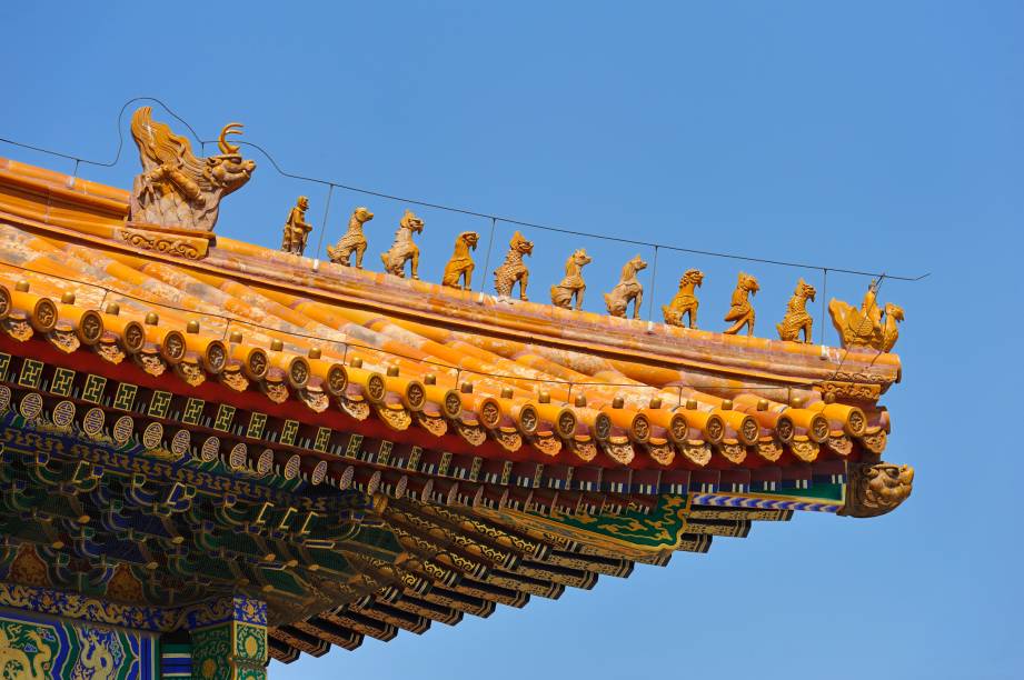 Motivos decorativos em telhado na <a href="https://viajeaqui.abril.com.br/estabelecimentos/china-pequim-beijing-atracao-cidade-proibida" rel="Cidade Proibida" target="_blank">Cidade Proibida</a>, <a href="https://viajeaqui.abril.com.br/cidades/china-pequim-beijing" rel="Pequim" target="_blank">Pequim</a>, <a href="https://viajeaqui.abril.com.br/paises/china" rel="China" target="_blank">China</a>. Esse tipo de decoração só era realizado em edifícios imperiais, sendo que aqui a procissão de imagens é liderada por um fênix.