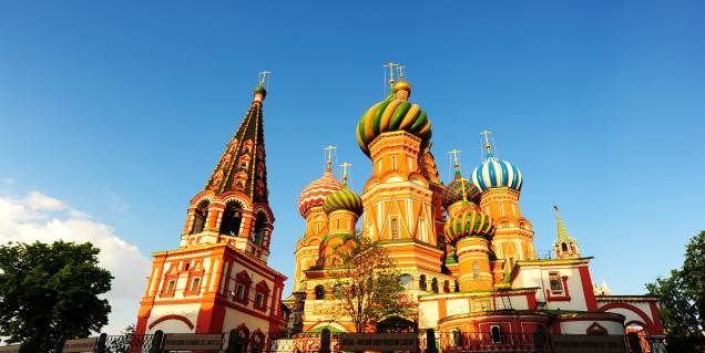 <strong>Moscou, Rússia (1980)</strong><br /> Quem não se emocionou com as lágrimas do ursinho Misha, o mais icônico dos mascotes dos Jogos, no término das Olimpíadas de <a href="https://viajeaqui.abril.com.br/cidades/russia-moscou" rel="Moscou" target="_blank">Moscou</a>? O urso roubou a cena em um evento que foi marcado pela supremacia da União Soviética e o boicote dos aliados dos Estados Unidos. O soviético Aleksandr Dityatin tornou-se o nome dos Jogos ao arrebatar oito medalhas nos oito eventos masculinos da ginástica olímpica – três delas de ouro -, sendo o único ginasta a conseguir tal feito numa olimpíada. A lenda do boxe olímpico, o cubano Teófilo Stevenson, conquistou sua terceira medalha de ouro seguida e guardou seu lugar na história da modalidade.<br /> Além do Kremlin e da Catedral de São Basílio, principais atrações da cidade, o turista também pode conhecer o Estádio Olímpico, às margens do rio Moskva. Reformado e com um teto que cobre as arquibancadas, ele está irreconhecível. Nem o antigo nome sobreviveu: de Lênin, passou a ser conhecido como Luzhniki <strong>Moscou, Rússia (1980)</strong><br /> Quem não se emocionou com as lágrimas do ursinho Misha, o mais icônico dos mascotes dos Jogos, no término das Olimpíadas de <a href="https://viajeaqui.abril.com.br/cidades/russia-moscou" rel="Moscou" target="_blank">Moscou</a>? O urso roubou a cena em um evento que foi marcado pela supremacia da União Soviética e o boicote dos aliados dos Estados Unidos. O soviético Aleksandr Dityatin tornou-se o nome dos Jogos ao arrebatar oito medalhas nos oito eventos masculinos da ginástica olímpica – três delas de ouro -, sendo o único ginasta a conseguir tal feito numa olimpíada. A lenda do boxe olímpico, o cubano Teófilo Stevenson, conquistou sua terceira medalha de ouro seguida e guardou seu lugar na história da modalidade.<br /> Além do Kremlin e da Catedral de São Basílio, principais atrações da cidade, o turista também pode conhecer o Estádio Olímpico, às margens do rio Moskva. Reformado e com um teto que cobre as arquibancadas, ele está irreconhecível. Nem o antigo nome sobreviveu: de Lênin, passou a ser conhecido como Luzhniki