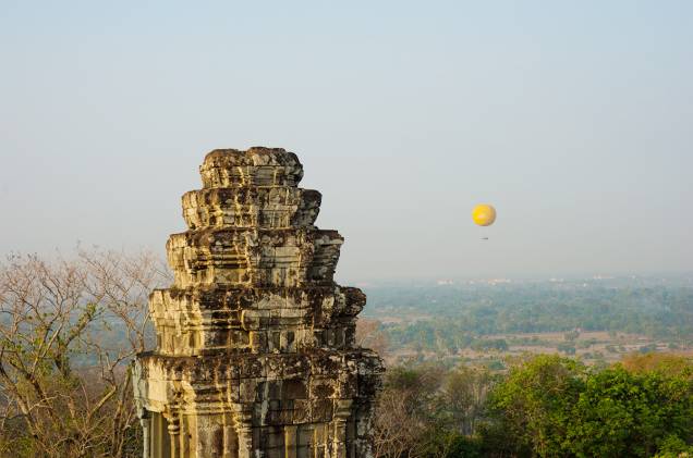 Não é exatamente um passeio de balão, mas vale a pena. O balão em Angkor Wat, no <a href="http://viagemeturismo.abril.com.br/paises/camboja/">Camboja</a>, fica preso a um cabo, sobe até 200 metros, e não tem uma cesta de vime. A base onde os turistas ficam é circular e tem o interior vazado. Apesar de o balão não sair ao sabor do vento cambojano, a visão aérea de um dos maiores complexos religiosos do mundo proporciona uma experiência inesquecível.