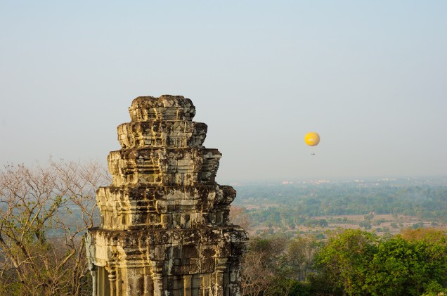 Não é exatamente um passeio de balão, mas vale a pena. O balão em Angkor Wat, no <a href="https://viagemeturismo.abril.com.br/paises/camboja/">Camboja</a>, fica preso a um cabo, sobe até 200 metros, e não tem uma cesta de vime. A base onde os turistas ficam é circular e tem o interior vazado. Apesar de o balão não sair ao sabor do vento cambojano, a visão aérea de um dos maiores complexos religiosos do mundo proporciona uma experiência inesquecível.