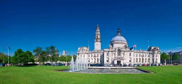 Inaugurado em 1906, o City Hall é a casa da prefeitura de Cardiff, com seus reconhecidos elementos, a torre do relógio de quase 60 metros de altura e cúpula