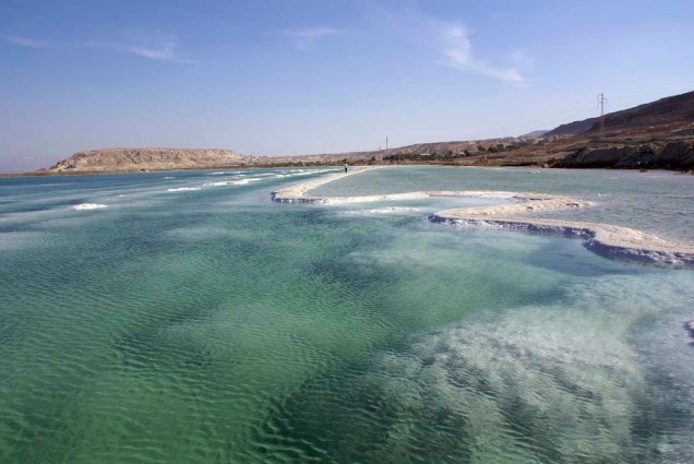 Localizado a 416 metros abaixo do nível do mar, o Mar Morto é o ponto mais baixo da Terra. Suas águas, que se estendem por territórios de Israel, Jordânia e Palestina, são quase dez vezes mais salgadas que as dos oceanos, o que permite flutuar sem nenhum esforço