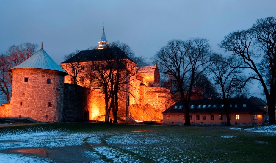 Por séculos Oslo foi disputada por sua estratégica posição, passando sucessivamente pelas mãos de suecos e dinamarqueses. O forte Akershus Festning é parte de seu sistema defensivo