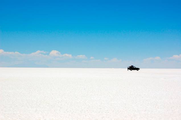 O Salar de Uyuni, o maior mar de sal do mundo, é uma das grandes maravilhas da natureza da Bolívia. Com mais de 10 mil quilômetros quadrados e localizado a cerca de 3500 metros de altitude, é um importante pólo turístico para região, assim como fonte de minerais como lítio, magnésio, potássio e sódio, muito sódio