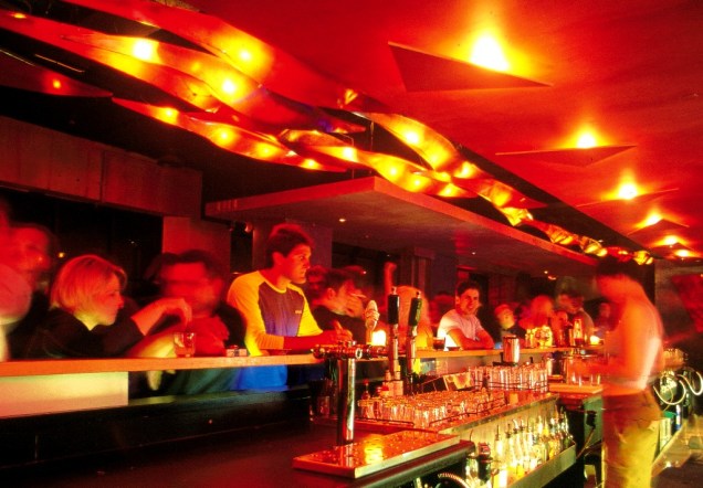 Melbourne tem uma alta concentração de pubs e bares bacanas para sua animada população. O agito noturno começa aqui para depois cair na balada