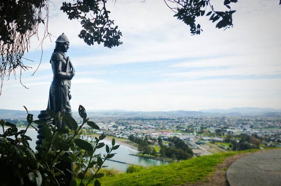 A estátua do capitão Cook, voltada para a cidade