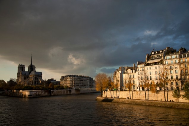 As duas ilhas no Sena que formaram os primeiros núcleos populacionais da cidade: em primeiro plano, a Île St.-Louis; ao fundo, a Île de la Cite, com a catedral de Notre Dame As duas ilhas no Sena que formaram os primeiros núcleos populacionais da cidade: em primeiro plano, a Île St.-Louis; ao fundo, a Île de la Cite, com a catedral de Notre Dame
