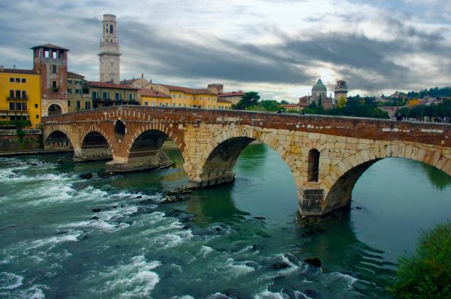 <a href="https://bonvoyagetur.com.br/" rel="BON VOYAGE " target="_blank"><strong>BON VOYAGE </strong></a> <strong>O QUE ELA FAZ POR VOCÊ: </strong>Viaja a fundo pela <a href="https://viajeaqui.abril.com.br/paises/italia" rel="Itália" target="_blank">Itália</a>. <strong>PACOTES:</strong> Em 12 noites, a viagem pela Itália descortina a história, a arte e as delícias de <a href="https://viajeaqui.abril.com.br/cidades/italia-veneza" rel="Veneza" target="_blank">Veneza</a>, <a href="https://viajeaqui.abril.com.br/cidades/italia-verona" rel="Verona" target="_blank">Verona</a>, Lago Maggiore, <a href="https://viajeaqui.abril.com.br/cidades/italia-genova" rel="Gênova" target="_blank">Gênova</a>, <a href="https://viajeaqui.abril.com.br/cidades/italia-florenca-firenze" rel="Florença" target="_blank">Florença</a>, Perugia e <a href="https://viajeaqui.abril.com.br/cidades/italia-roma" rel="Roma" target="_blank">Roma</a>, sempre com guia em português e em hotéis confortáveis. Com visita às vinícolas do Vêneto e do Chianti, sai por € 3 916 (sem aéreo) <a href="https://bonvoyagetur.com.br/" rel="BON VOYAGE " target="_blank"><strong>BON VOYAGE </strong></a> <strong>O QUE ELA FAZ POR VOCÊ: </strong>Viaja a fundo pela <a href="https://viajeaqui.abril.com.br/paises/italia" rel="Itália" target="_blank">Itália</a>. <strong>PACOTES:</strong> Em 12 noites, a viagem pela Itália descortina a história, a arte e as delícias de <a href="https://viajeaqui.abril.com.br/cidades/italia-veneza" rel="Veneza" target="_blank">Veneza</a>, <a href="https://viajeaqui.abril.com.br/cidades/italia-verona" rel="Verona" target="_blank">Verona</a>, Lago Maggiore, <a href="https://viajeaqui.abril.com.br/cidades/italia-genova" rel="Gênova" target="_blank">Gênova</a>, <a href="https://viajeaqui.abril.com.br/cidades/italia-florenca-firenze" rel="Florença" target="_blank">Florença</a>, Perugia e <a href="https://viajeaqui.abril.com.br/cidades/italia-roma" rel="Roma" target="_blank">Roma</a>, sempre com guia em português e em hotéis confortáveis. Com visita às vinícolas do Vêneto e do Chianti, sai por € 3 916 (sem aéreo)