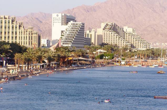 <strong>10. Eliat - <a href="https://viajeaqui.abril.com.br/paises/israel" rel="Israel" target="_blank">Israel</a></strong>A cidade mais ao sul do país, no Golfo de Aqaba, tem como atrativos o Parque Nacional de Timna e a Reserva Natural de Coral Beach. <strong>10. Eliat - <a href="https://viajeaqui.abril.com.br/paises/israel" rel="Israel" target="_blank">Israel</a></strong>A cidade mais ao sul do país, no Golfo de Aqaba, tem como atrativos o Parque Nacional de Timna e a Reserva Natural de Coral Beach.