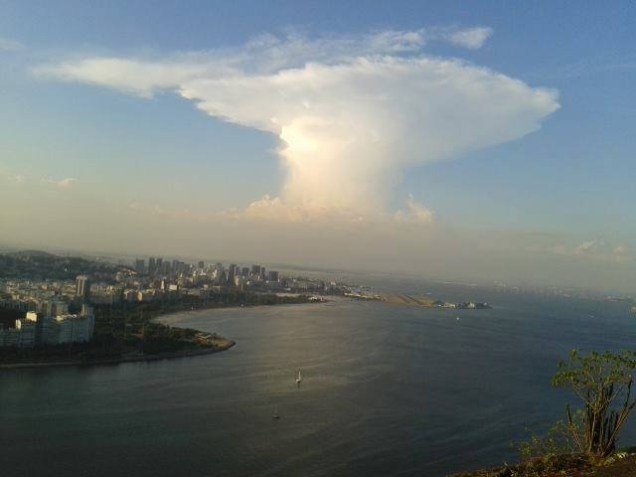 "Enseada de Botafogo vista do Morro da Urca num fim de tarde! Amo!", escreve Barbara Cristina, que fez a foto em fevereiro de 2014