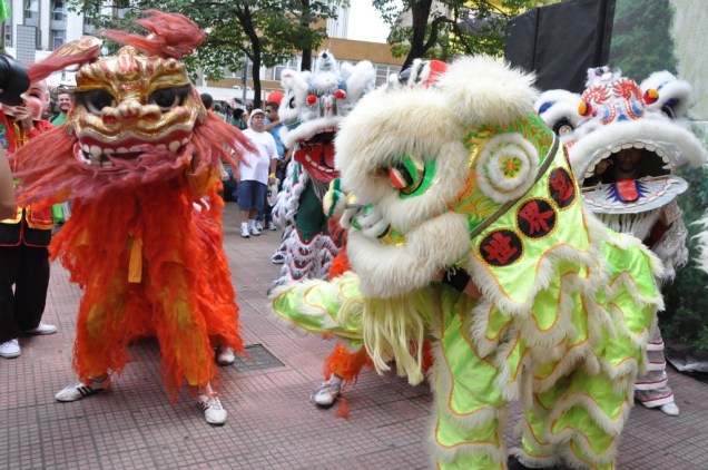 Tradicional dança do dragão na festa do Ano-Novo Chinês, no bairro da Liberdade, em São Paulo