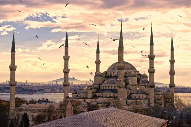 A Mesquita Azul, com seus característicos minaretes (torre alta e fina), foi construída próxima à Aya Sofia entre 1607 e 1616 A Mesquita Azul, com seus característicos minaretes (torre alta e fina), foi construída próxima à Aya Sofia entre 1607 e 1616