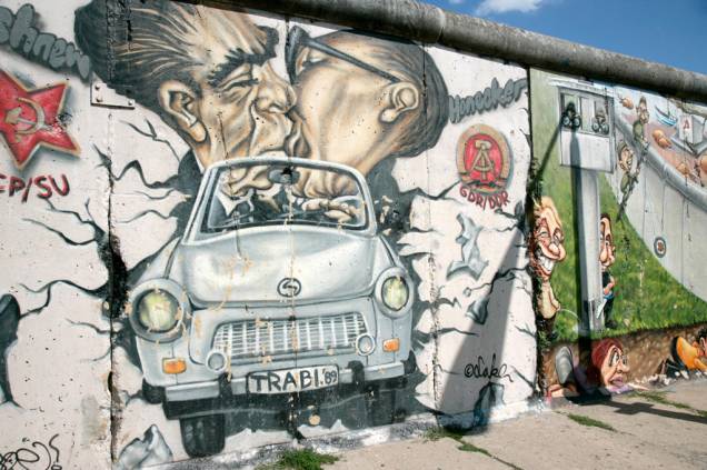 Toda a extensão do muro de Berlim, que separou a capital do resto do país por 28 anos, pode ser conhecida em um passeio turístico a pé ou de bicicleta