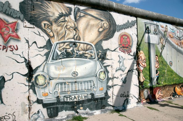 Ainda restam fragmentos pela cidade do muro de Berlim, que separou a capital do resto do país por 28 anos. Hoje eles também servem como galerias de grafite a céu aberto