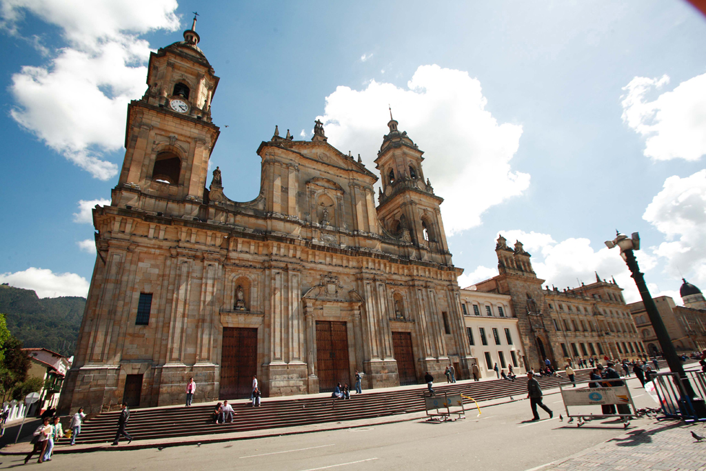 Em estilo neogótico, a Catedral Primada, localizada na Plaza de Bolívar, foi declarada Monumento Nacional