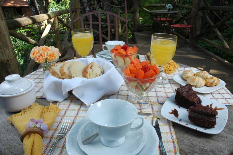 Na Estalagem Wiesbaden, Monte Verde, os hóspedes escolhem os itens do café da manhã, que podem ser entregues até às 16h nos chalés