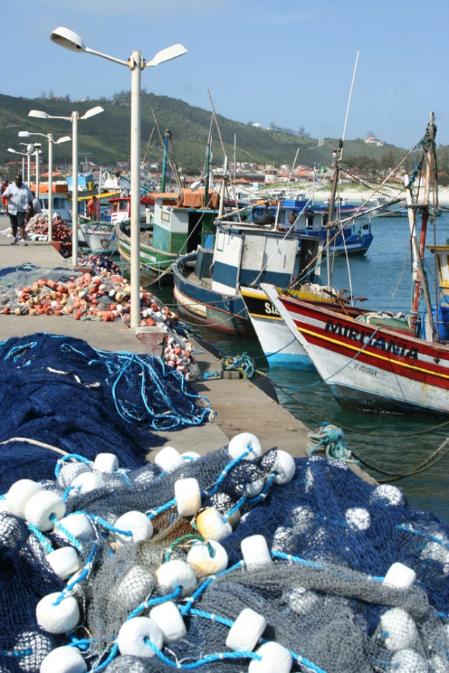 Redes e barcos de pesca ancorados na Marina dos Pescadores, na Praia dos Anjos