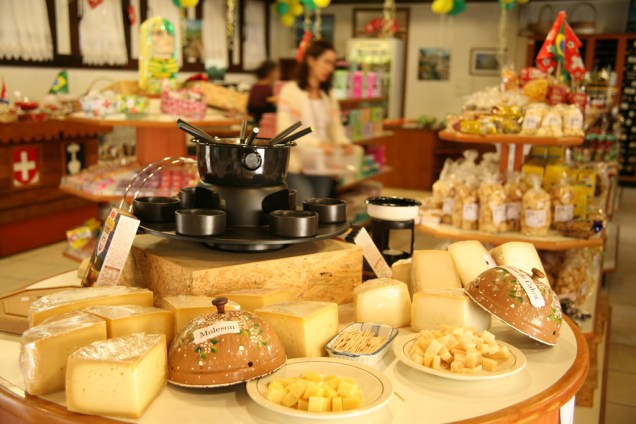 A Queijaria Suiça é um complexo turístico que inclui a queijaria, onde você pode acompanhar a produção