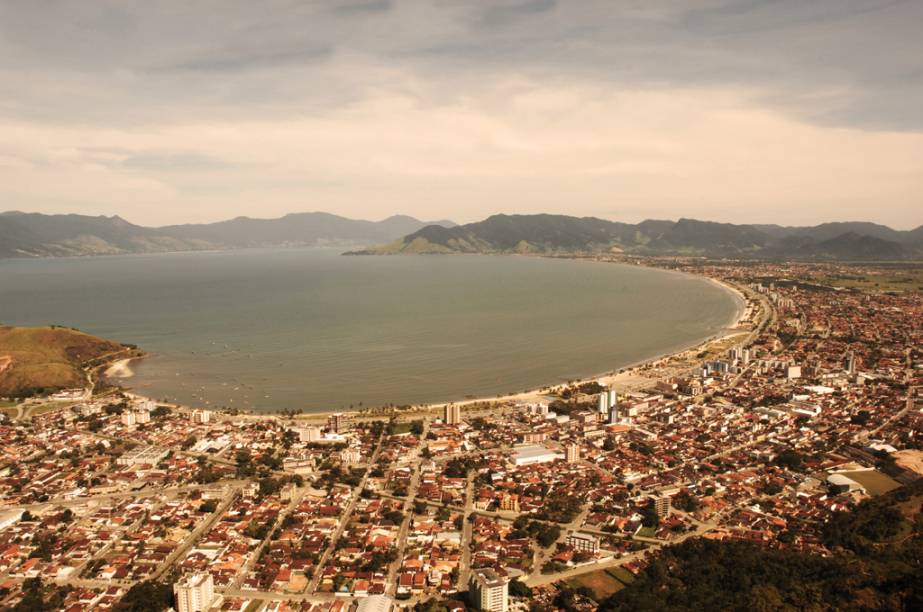 No verão, as praias centrais de Caraguatatuba lotam, mas costumam ficar impróprias para banho