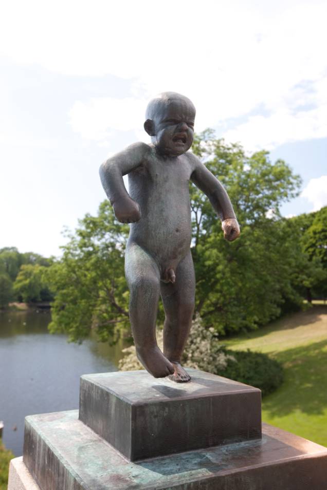 A escultura feita em bronze que mostra um pequeno garoto irritado - Sinnataggen -, é uma das mais populares do Parque Vigeland, em Oslo. Projetada pelo arquiteto Gustav Vigeland, integra o conjunto de 58 obras criadas sobre uma ponte de 100 metros de comprimento, que foi construída em 1914.