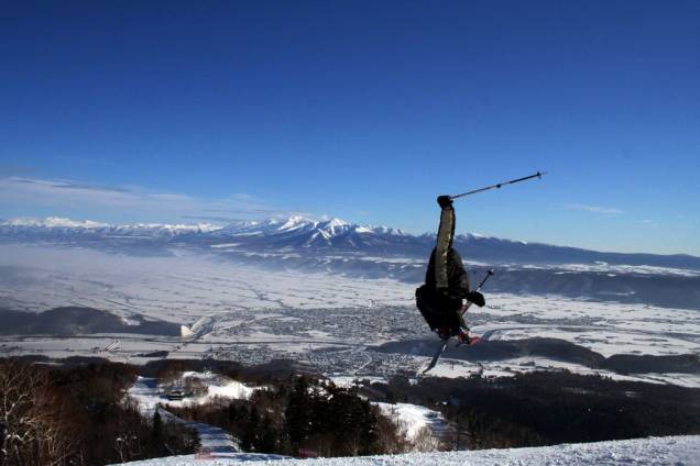 Esquiador em Furano, norte do Japão, uma das melhores neves da Ásia. O país já sediou dois Jogos Olímpicos de Inverno, em Sapporo-1972 e Nagano-1998