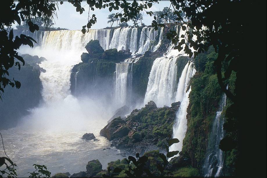 Vista das Cataratas do lado argentino. No verão, com as chuvas, as quedas ficam ainda mais impressionantes