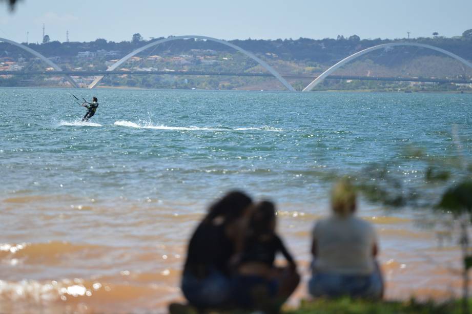 <a href="https://viajeaqui.abril.com.br/estabelecimentos/br-df-brasilia-atracao-de-lancha-pelo-lago-paranoa" rel="11. Lago Paranoá "><strong>11. Lago Paranoá  </strong></a>Com 80km de perímetro e 40km² de área, o lago artificial foi construído com o objetivo principal de gerar energia hidroelétrica para Brasília. Hoje, sua função principal é ajudar a aliviar o calor e a secura da cidade e região, além de ser usado por muitos habitantes para a prática de esportes náuticos, como caiaque, stand-up-paddle, entre outros. Também é possível andar de lancha por hora ou por dia. É possível nadar na área mais profunda do lago