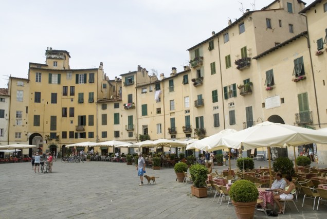 A forma ovalada da Piazza Anfiteatro, em <a href="https://viajeaqui.abril.com.br/cidades/italia-lucca" rel="Lucca">Lucca</a>, é emoldurada por antigos prédios de fachadas em tons pastéis e agradáveis cafés