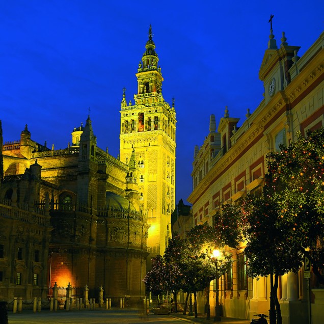 A Giralda, minarete muçulmano da catedral de Sevilha, é o principal cartão-postal da cidade, com mais de 900 anos de idade