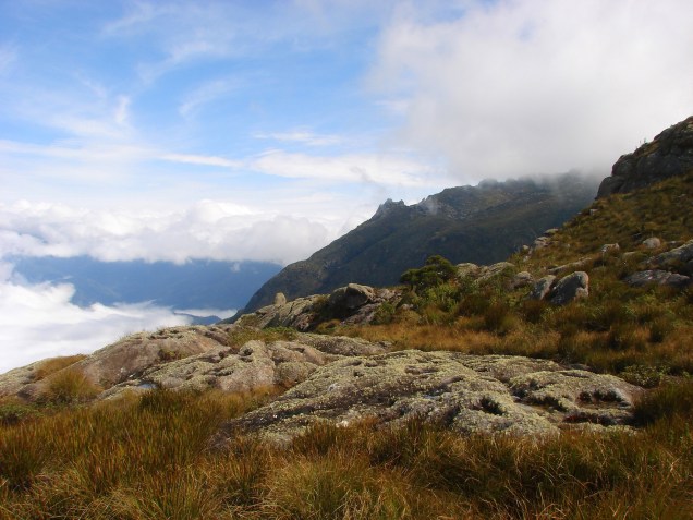 O caminho pelas estradas de terra do sul de Minas até o interior do <a href="https://viajeaqui.abril.com.br/estados/br-rio-de-janeiro" target="_blank">Rio de Janeiro</a> passando por <a href="https://viajeaqui.abril.com.br/cidades/br-sp-campos-do-jordao" target="_blank">Campos do Jordão</a> em São Paulo percorre uma parte da imponente Serra da Mantiqueira. O caminho é cheio de altos e baixos e pode ser percorrido em 8 a 10 dias de viagem, dependendo das condições físicas dos cicloturistas (e da pressa). Cidadezinhas pequenas, cachoeiras, o <a href="https://viajeaqui.abril.com.br/vt/blogs/demoniodagaroa/everest-paulista-descubra-o-pico-dos-marins-em-piquete/" target="_blank">Pico dos Maris</a> e o impressionante <a href="https://viajeaqui.abril.com.br/estabelecimentos/br-rj-itatiaia-atracao-parque-nacional-do-itatiaia" target="_blank">Parque Nacional do Itatiaia</a> são algumas das belezas do caminho, que termina nas cachoeiras de Mauá O caminho pelas estradas de terra do sul de Minas até o interior do <a href="https://viajeaqui.abril.com.br/estados/br-rio-de-janeiro" target="_blank">Rio de Janeiro</a> passando por <a href="https://viajeaqui.abril.com.br/cidades/br-sp-campos-do-jordao" target="_blank">Campos do Jordão</a> em São Paulo percorre uma parte da imponente Serra da Mantiqueira. O caminho é cheio de altos e baixos e pode ser percorrido em 8 a 10 dias de viagem, dependendo das condições físicas dos cicloturistas (e da pressa). Cidadezinhas pequenas, cachoeiras, o <a href="https://viajeaqui.abril.com.br/vt/blogs/demoniodagaroa/everest-paulista-descubra-o-pico-dos-marins-em-piquete/" target="_blank">Pico dos Maris</a> e o impressionante <a href="https://viajeaqui.abril.com.br/estabelecimentos/br-rj-itatiaia-atracao-parque-nacional-do-itatiaia" target="_blank">Parque Nacional do Itatiaia</a> são algumas das belezas do caminho, que termina nas cachoeiras de Mauá