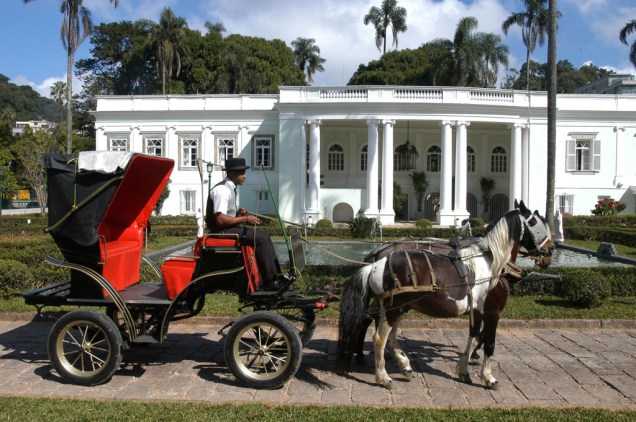 Charrete em frente ao hotel Solar do Império, que ocupa um palacete de 1875, no centro de Petrópolis